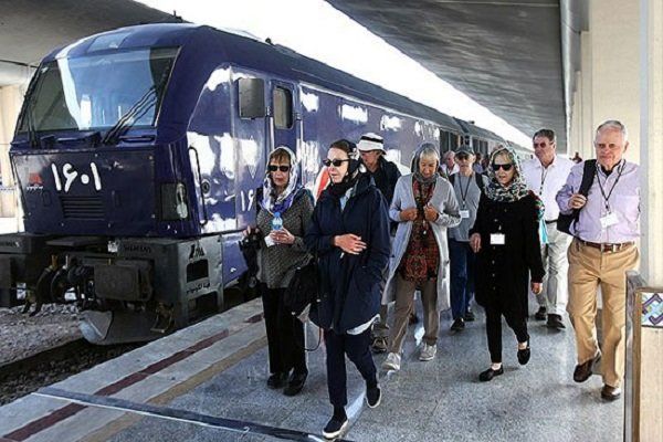 بیست و نهمین قطار گردشگری بین‌المللی عقاب طلایی وارد اصفهان شد