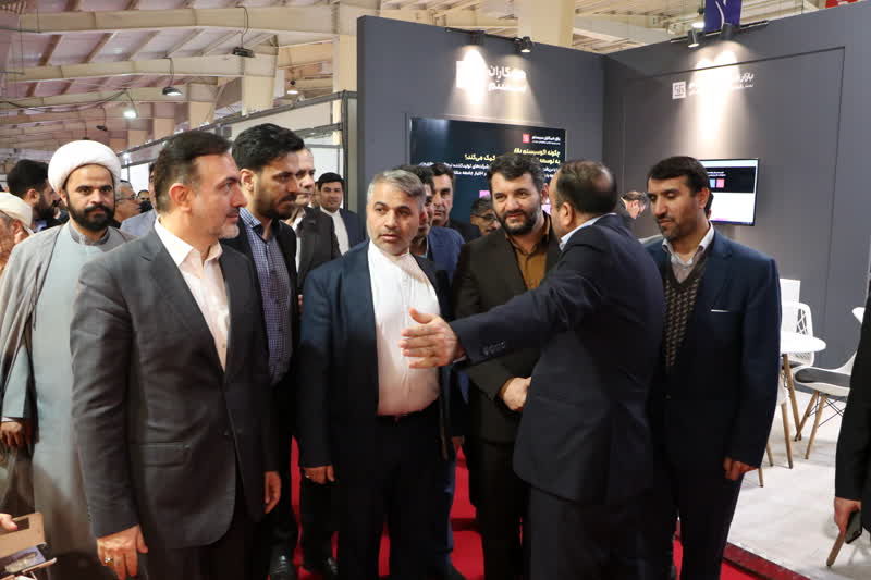 بازدید دبیر شورای عالی مناطق آزاد از غرفه بیمه ایران در نمایشگاه قشم