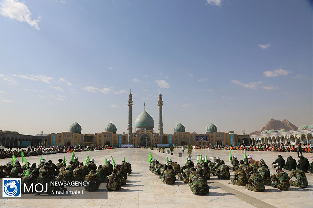 صبحگاه مشترک یگان های نظامی و انتظامی در مسجد مقدس جمکران