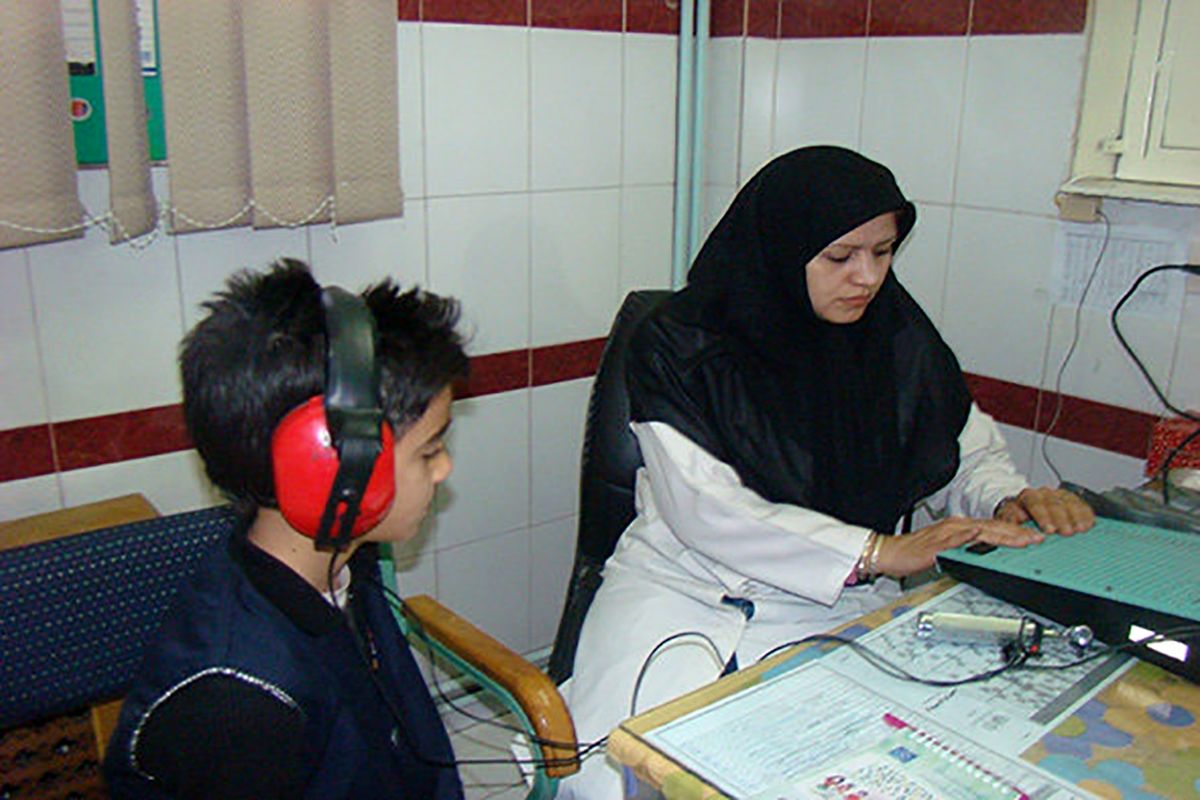 اجرای طرح غربالگری شنوایی سنجی و بینایی سنجی در شهرستان جرقویه / معاینه 140 کودک