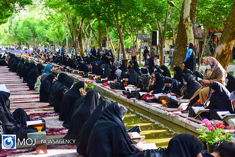 برگزاری مراسم جزءخوانی قرآن کریم در گذر چهارباغ اصفهان