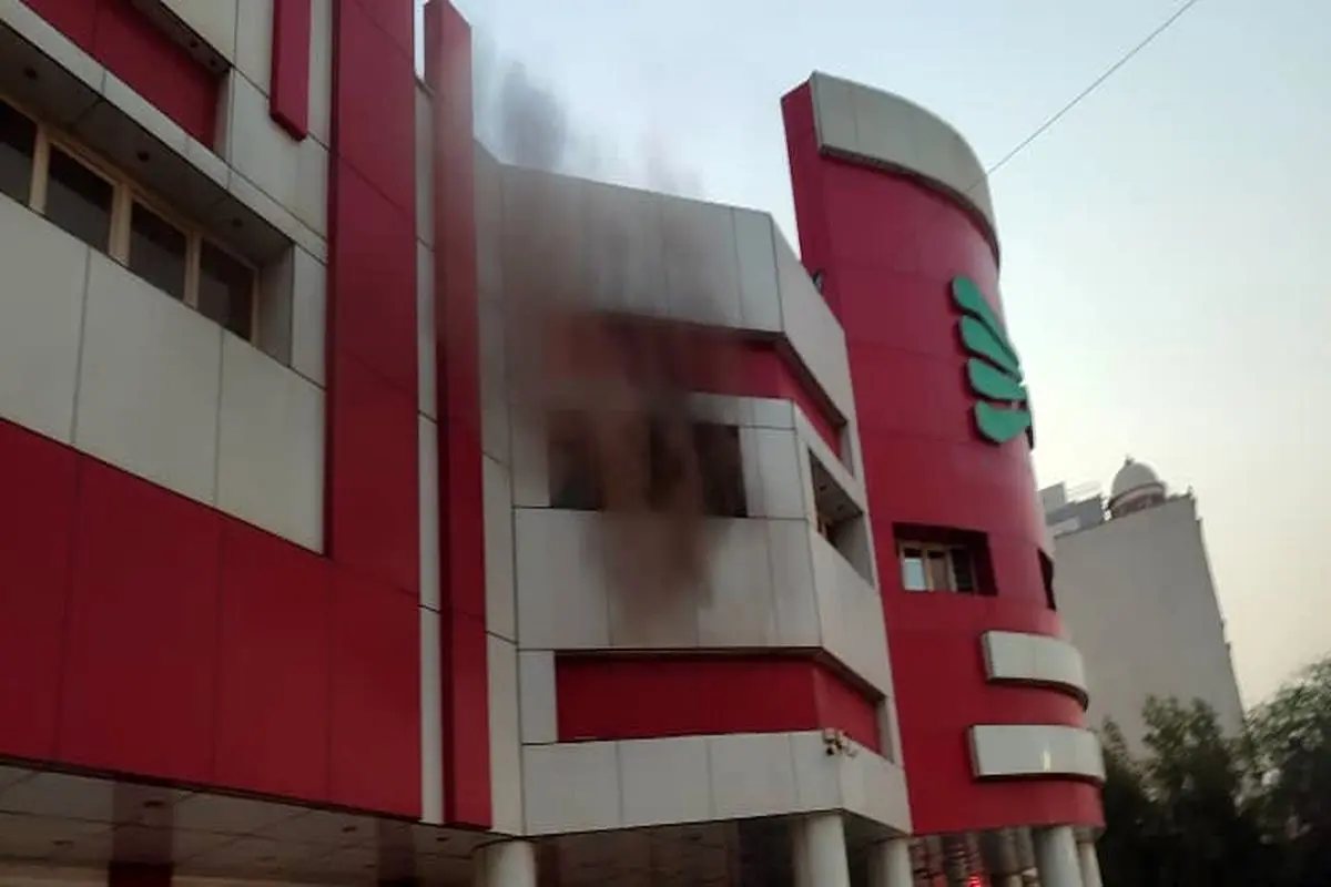 آتشسوزی گسترده در فروشگاه رفاه ساحلی اهواز بدون تلفات جانی مهار شد