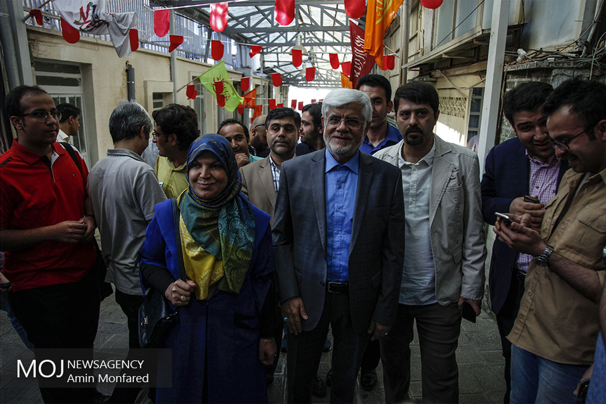 عارف در حسینیه جماران رای خود را به صندوق انداخت