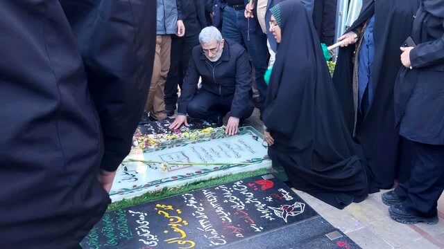 حضور سردار قاآنی بر سر مزار شهید سلیمانی + فیلم