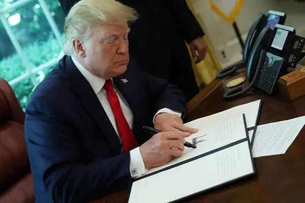 امضای بودجه دفاعی ۹۰۱ میلیارد دلاری آمریکا توسط ترامپ