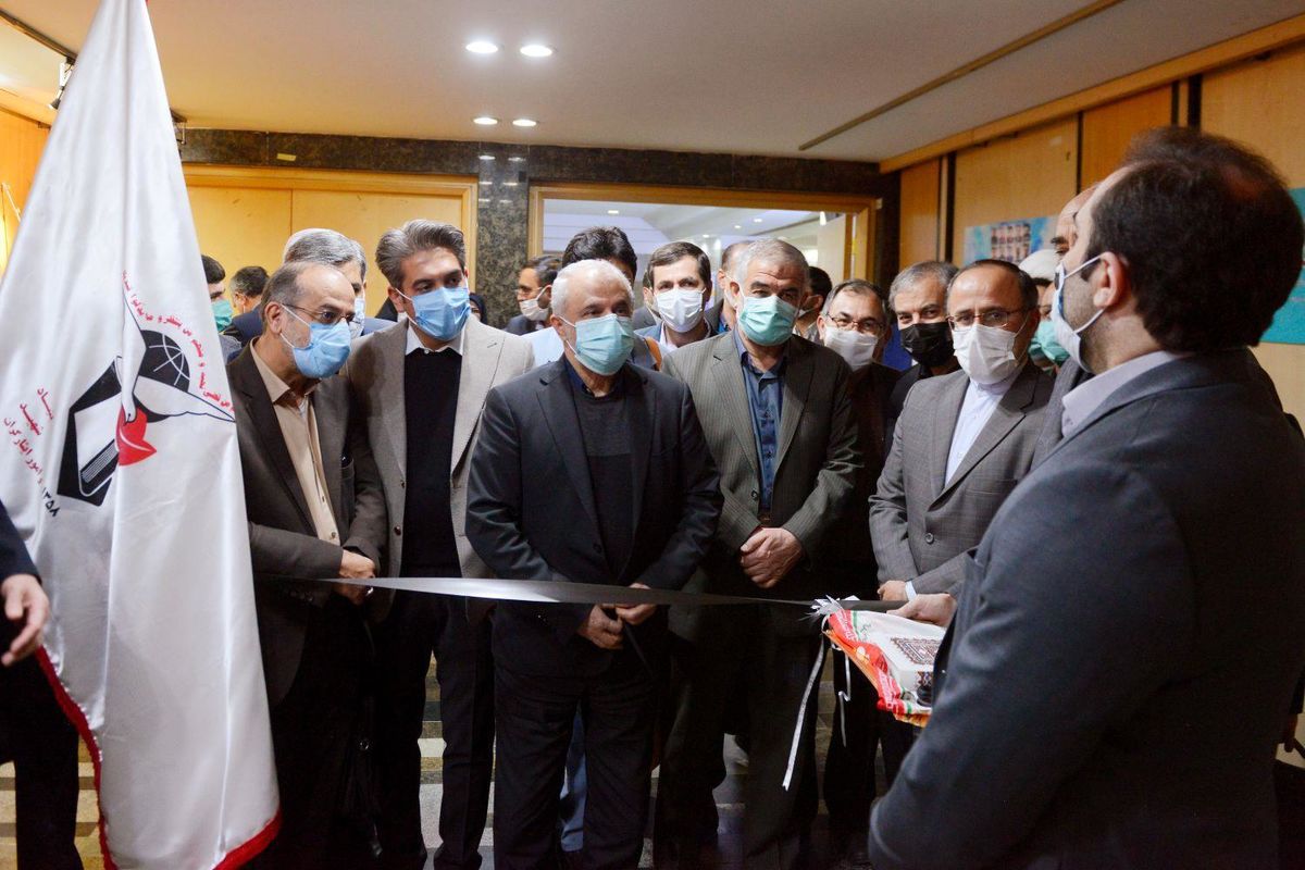 افتتاح نمایشگاه هنر مردان خدا در مجلس با حضور خانواده شهید فخری ‌زاده