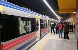 دستفروش کلاهبردار در مترو تهران دستگیر شد
