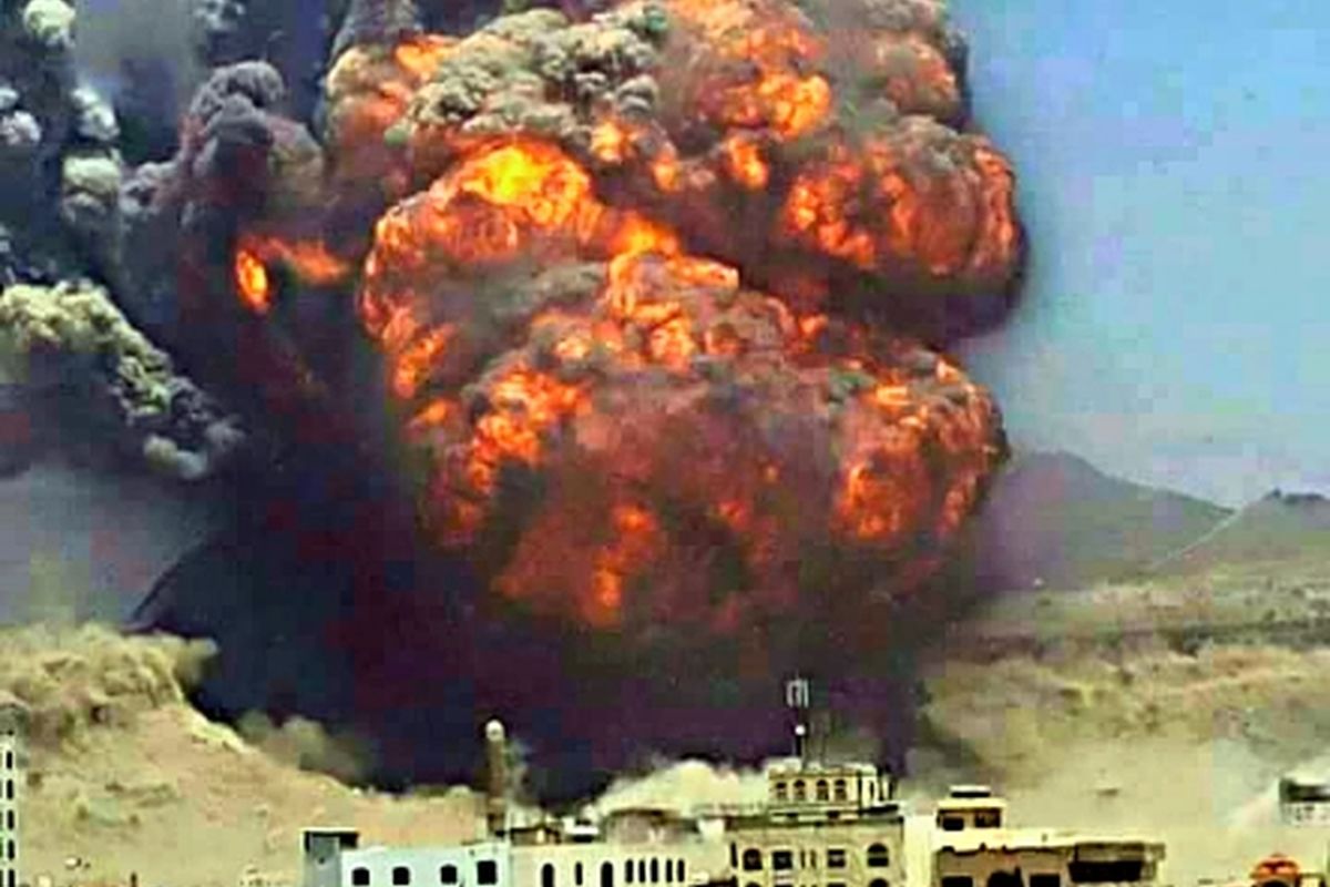 تلاش سعودی ها برای تحمیل فشار بر مردم یمن / جایگاه های سوخت بمباران شد