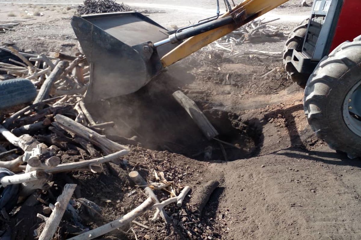 تخریب 8 حلقه چاه زغال و پلمپ دو واحد آلاینده در نجف آباد