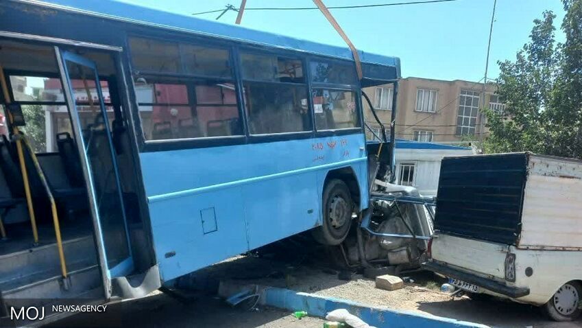 تصادف هولناک یک اتوبوس با خودروها در تبریز