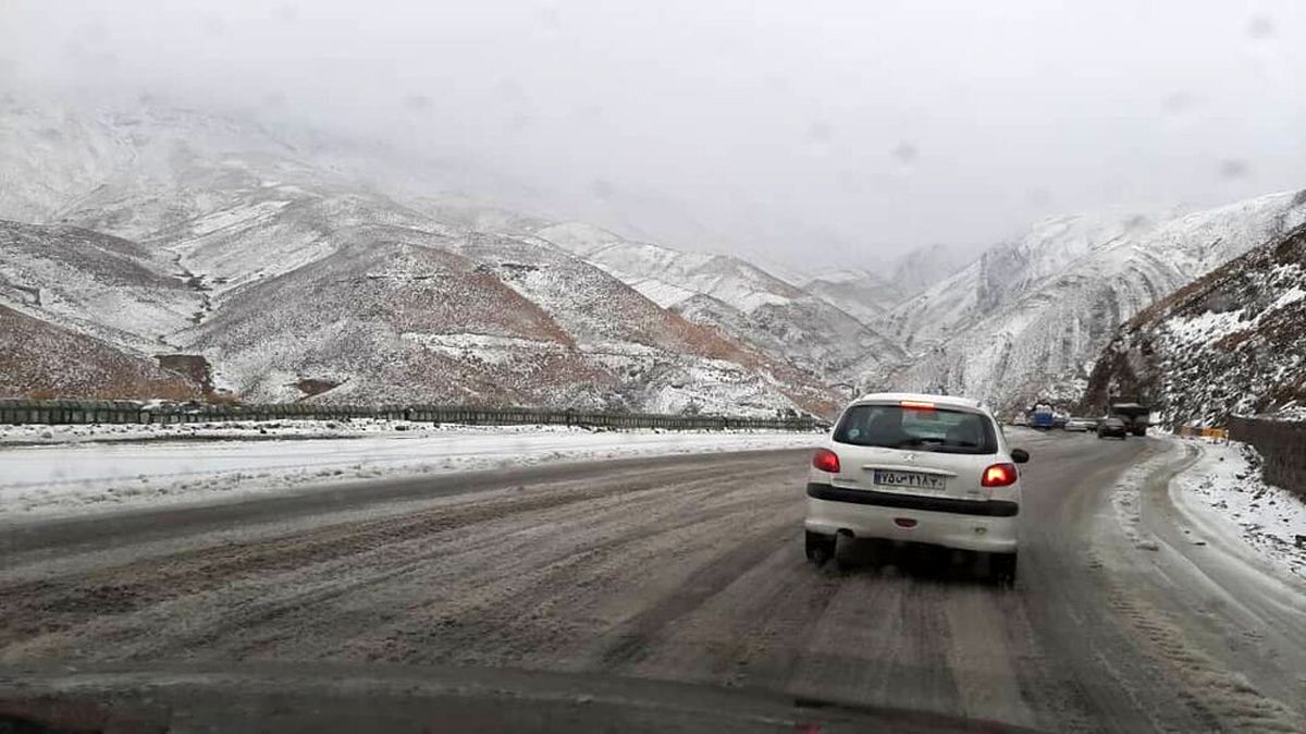بارش برف و باران در محورهای شمالی/ ترافیک سنگین در آزادراه ساوه - تهران و آزادراه کرج - تهران