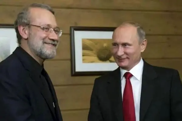 علی لاریجانی پیام رهبر انقلاب را به ولادیمیر پوتین تقدیم کرد