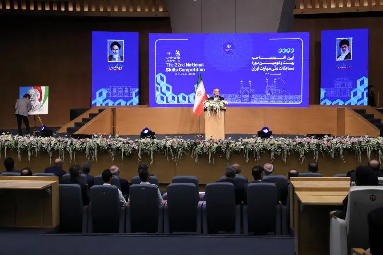 انسان واقعی کسی است که با تمام وجود، دانایی و علمش برای گره‌گشایی از مشکلات تلاش کند