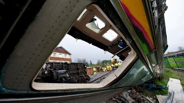 ۱۱ زخمی در واژگونی واگن قطاری در فرانسه