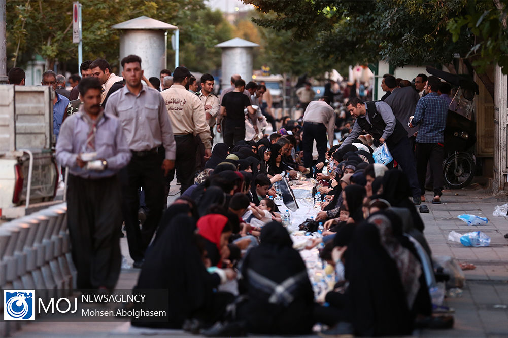 طولانی‌ترین سفره افطار ساده در بازار تهران