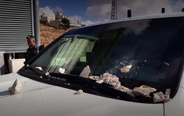 فلسطینی ها به وزیر امنیت اسرائیل سنگ پرتاپ کردند