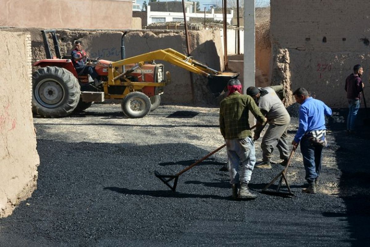 آسفالت معابر میبد در حال انجام است