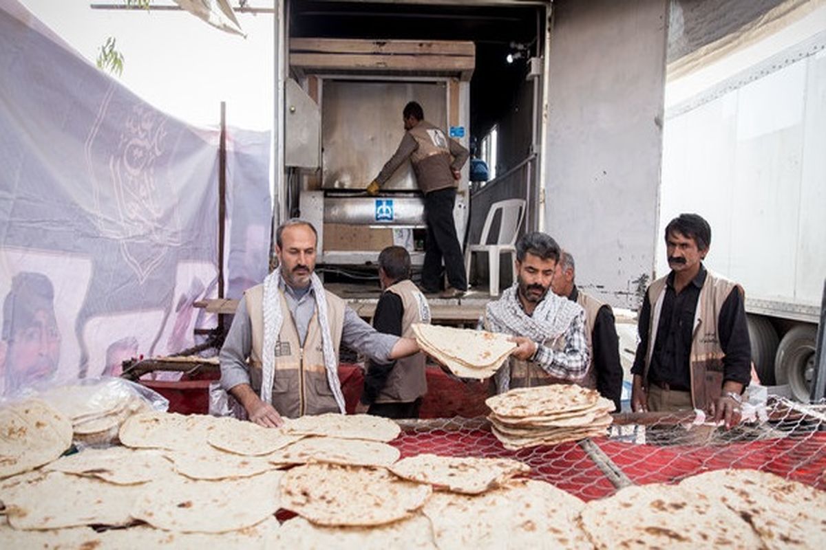 آرد رایگان بین واحدهای خبازی سیار در مناطق زلزله‌زده توزیع می‌شود