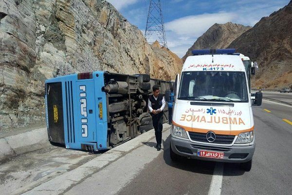 ۲۴ مصدوم در حادثه انحراف به چپ اتوبوس