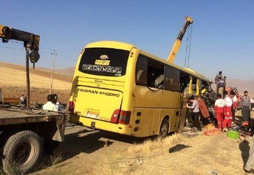 تصادف مرگبار اتوبوس و تریلر در محور میمه - دلیجان / یک کشته و 18 مصدوم 