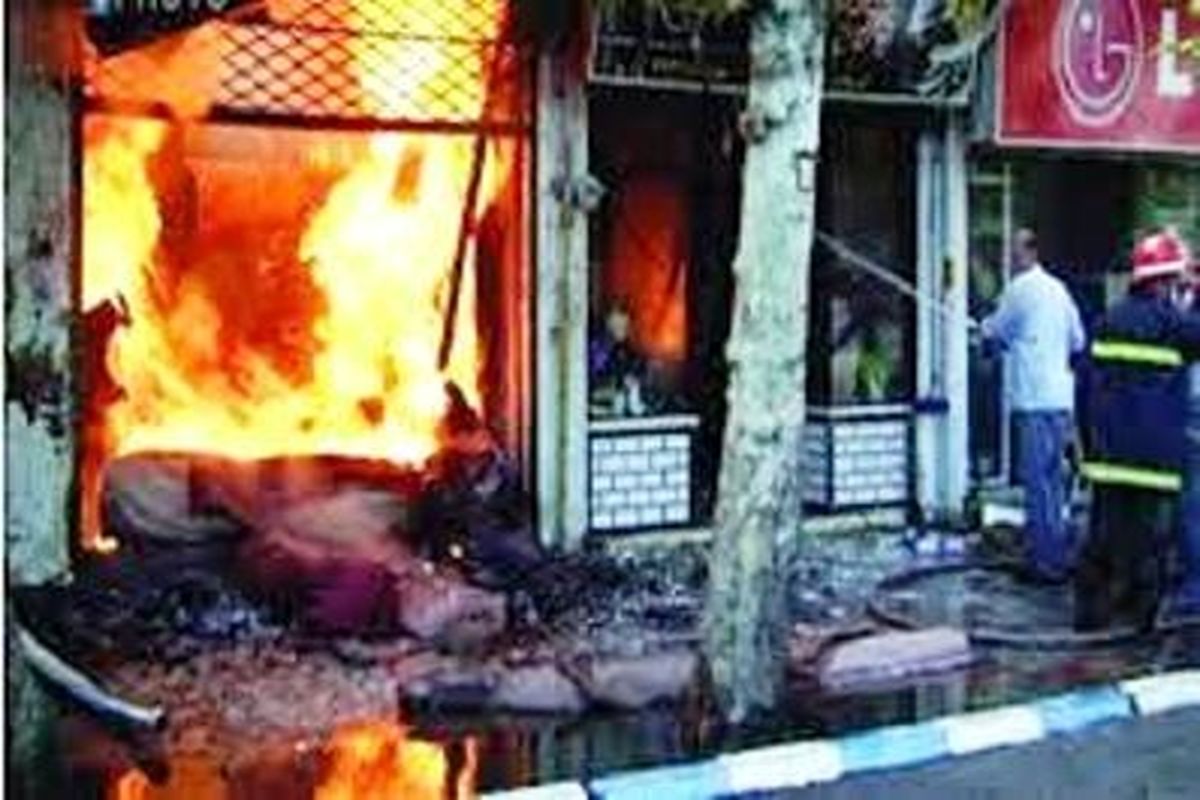 مهار آتش سوزی یک مغازه لباس فروشی در چهارباغ عباسی اصفهان