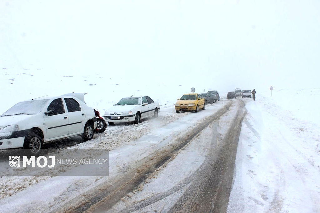 تردد در جاده های کشور روان اما برفی و بارانی است