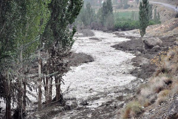 حضور  شهرداری منطقه  یک در زمان بحران کافی نیست / رودخانه اوین درکه توان مقابل با سیل را ندارد 