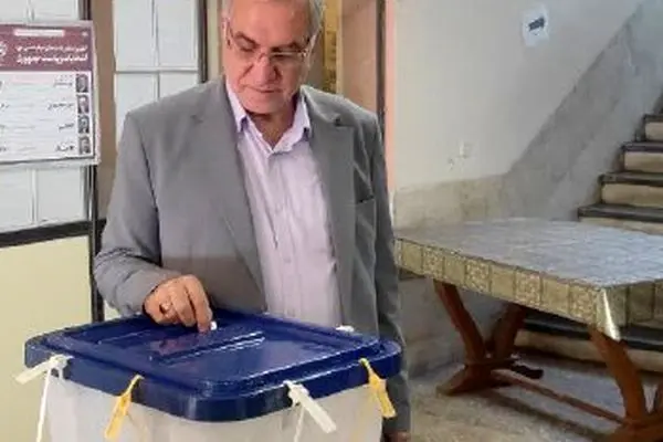 وزیر بهداشت رای خود را به صندوق انتخابات انداخت