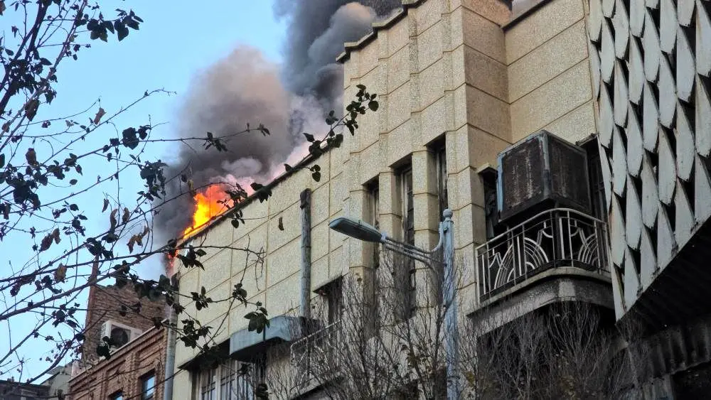 آتش‌سوزی گسترده در سینمای متروکه لاله‌زار؛ حریق تحت کنترل است