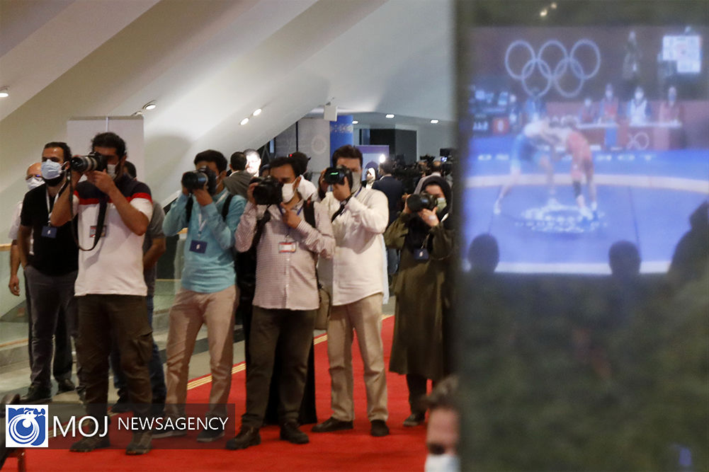 تماشای رقابت های کشتی المپیک قبل از آغاز مراسم تحلیف رییس جمهوری