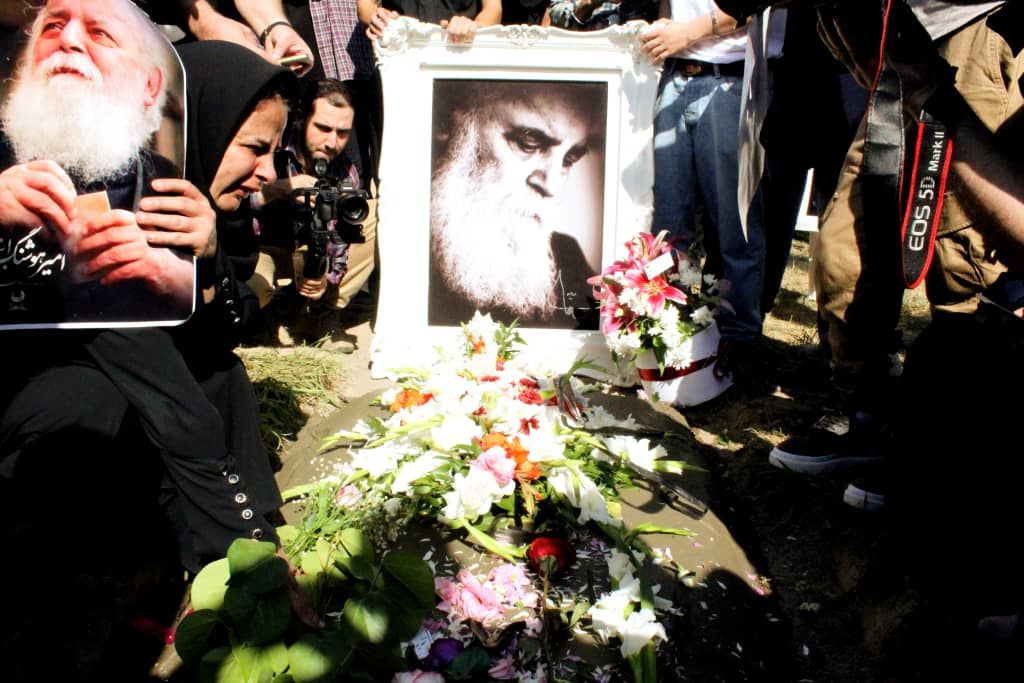 گزارش تصویری مراسم تشییع پیکر و خاکسپاری هوشنگ ابتهاج در رشت