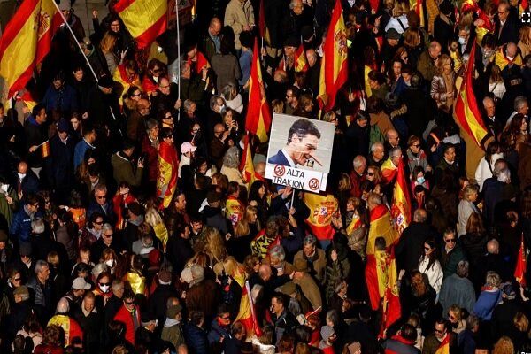 تظاهرکنندگان اسپانیایی دولت را به خیانت متهم کردند