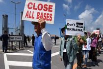 زنجیره انسانی دور پایگاه اوکیناوا آمریکا