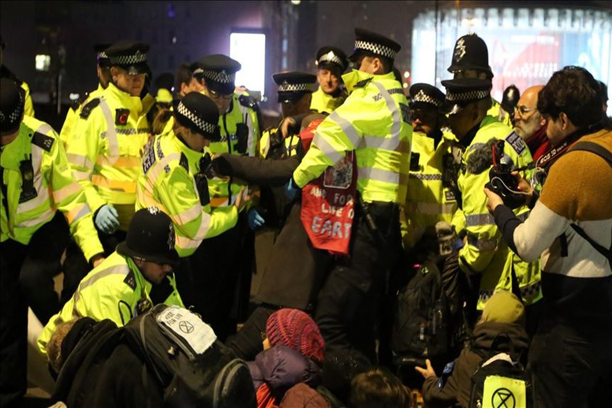 بازداشت 570 نفر در تظاهرات مخالفان تغییرات آب و هوایی در انگلیس