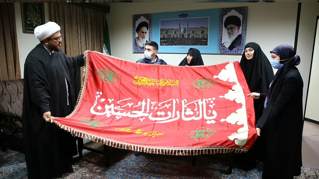 اهدای پرچم «یالثارات الحسین» به خانواده شهید سید مصطفی بدرالدین