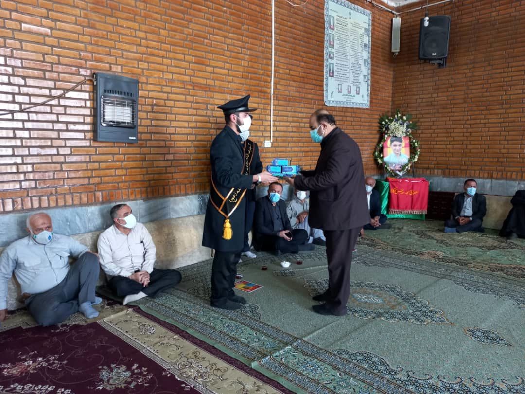 اهداء پرچم مسجد مقدس جمکران به خانواده شهید علی لندی