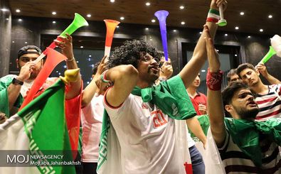 تماشای فوتبال و شادی مردم اصفهان بعد از برد ایران مقابل مراکش در جام جهانی ۲۰۱۸ روسیه