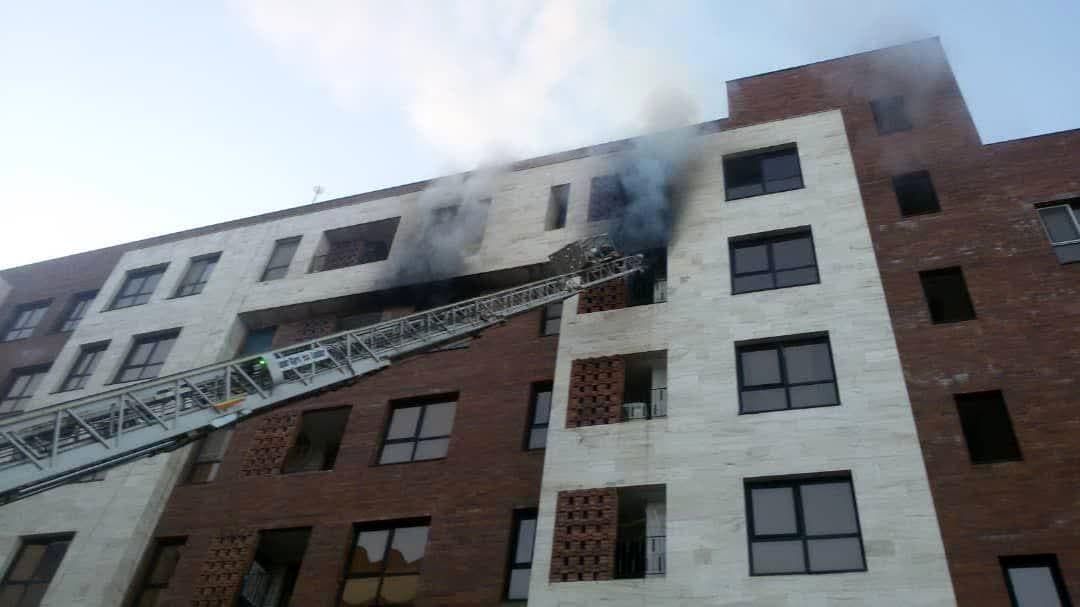 مهار آتش سوزی یک مجتمع اقامتی در مشهد و نجات ۵۰ نفر 