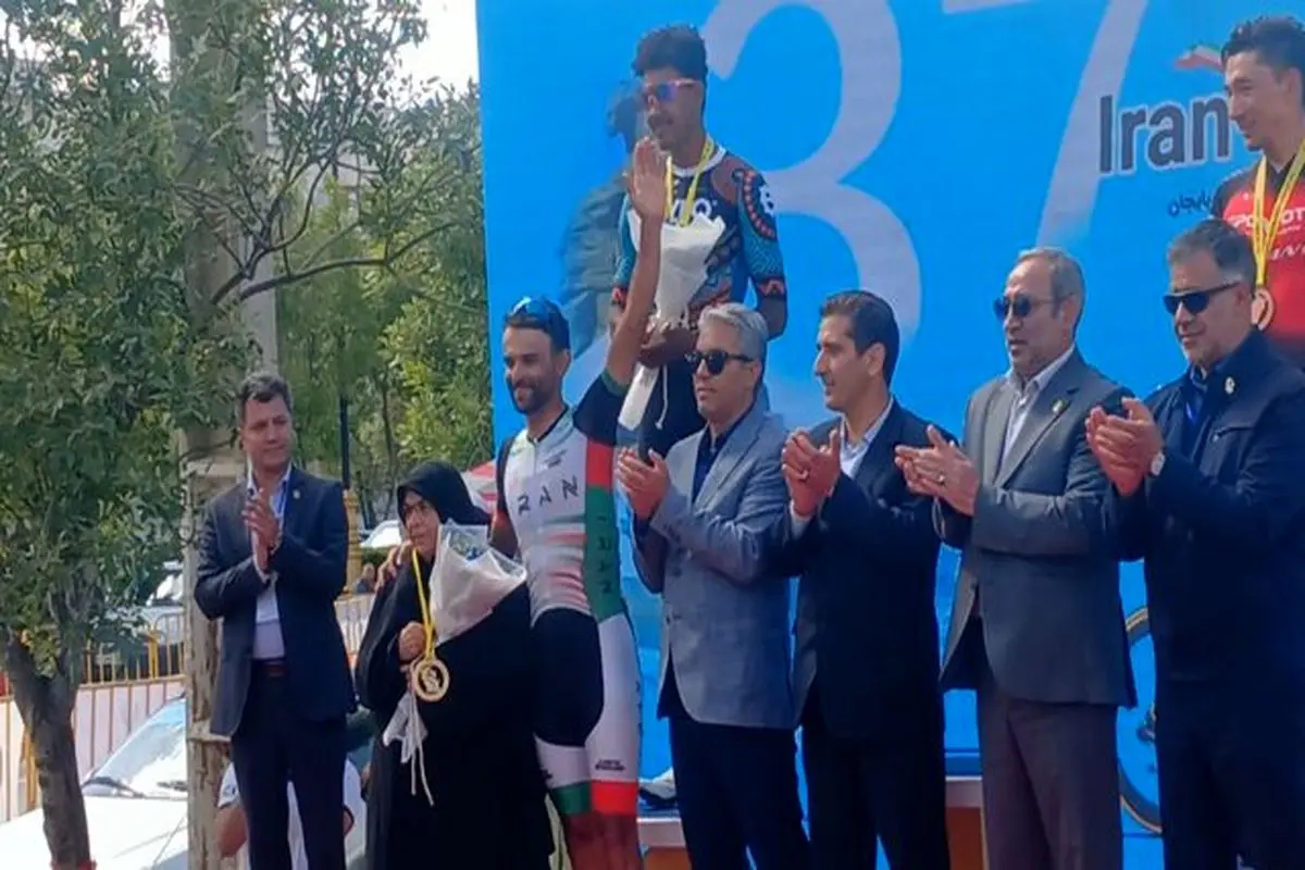 رکابزن تبریزی تیم ملی دوچرخه سواری ایران مدالش را به مادرش تقدیم کرد