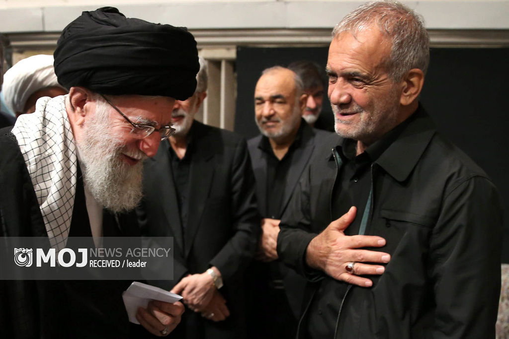  مراسم عزاداری شام غریبان حسینی با حضور رهبر معظم انقلاب