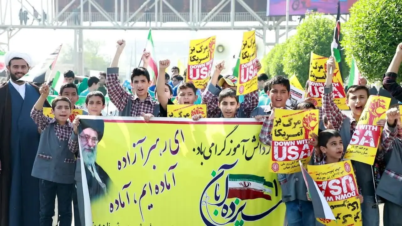 حضور پرشور مردم در راهپیمایی ۱۳ آبان پیام واضحی برای استکبار دارد