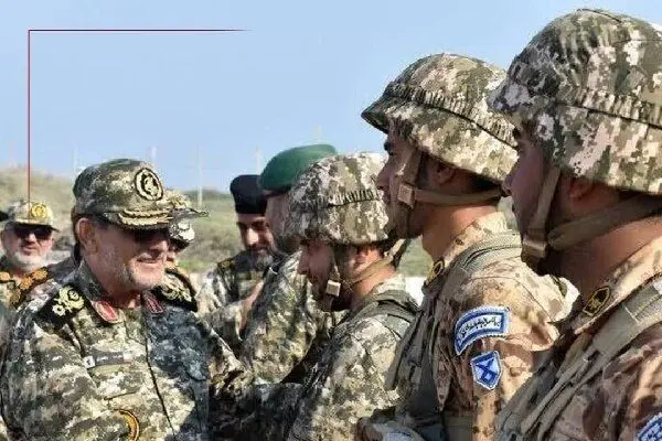 فرمانده نیروی دریایی سپاه از جزایر راهبردی بوموسی و سیری بازدید عملیاتی کرد