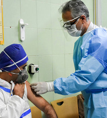آغاز تزریق دز یادآور واکسن کرونا برای مدافعان سلامت در مشهد