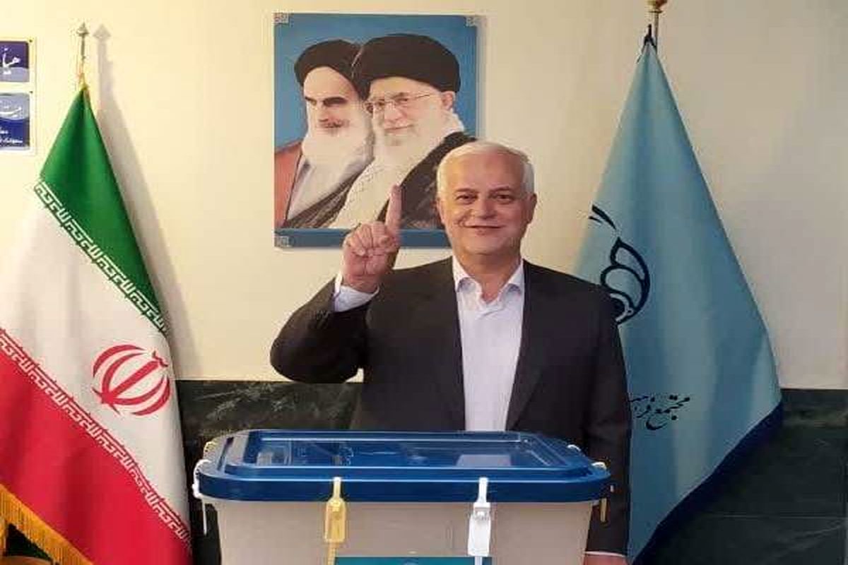 شهردار اصفهان رأی خود را به صندوق انداخت
