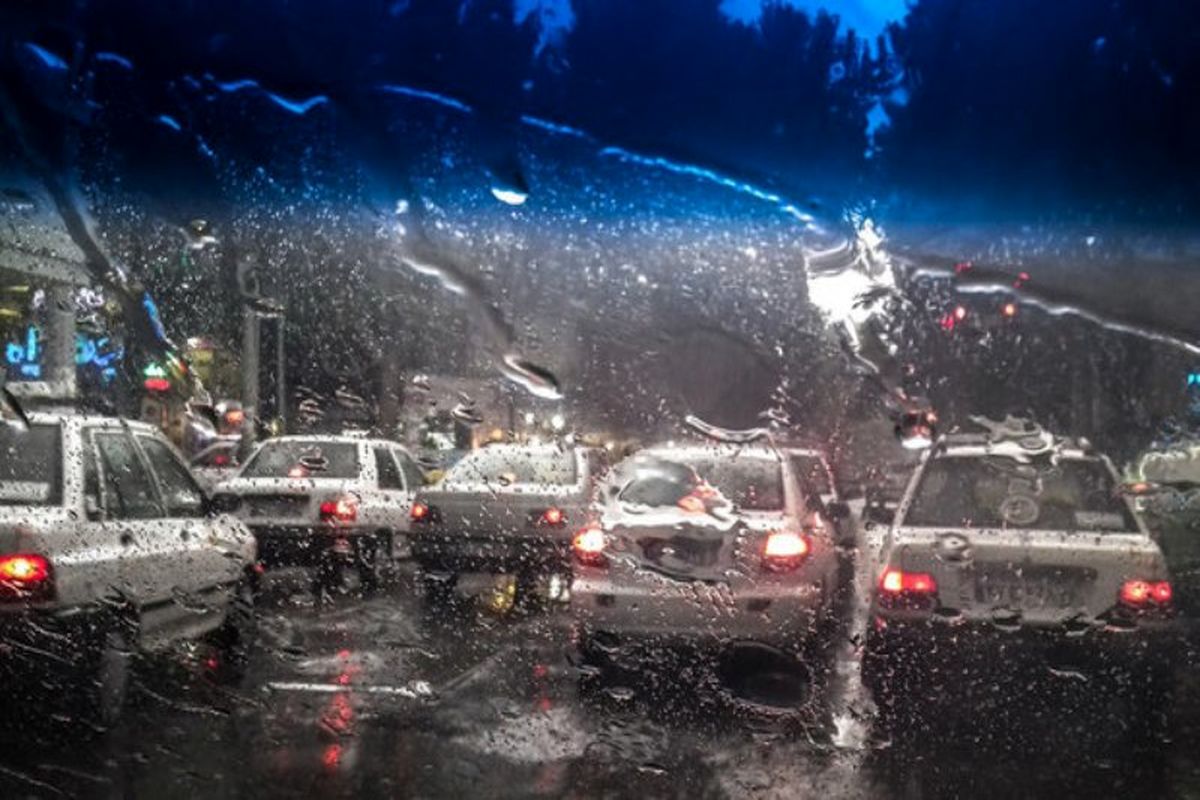تهران با بارش باران قفل شد
