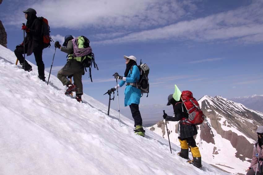 کوهنوردان با تجهیزات کامل صعود کنند