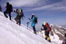 صعود بانوان آملی به قله 5هزار متری در گرجستان