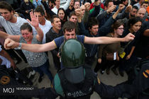 درگیری پلیس ضد شورش با رای دهندگان در همه پرسی استقلال کاتالونیا