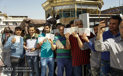  مردم ایران با حضور در صف های طولانی،‌ رای می دهند