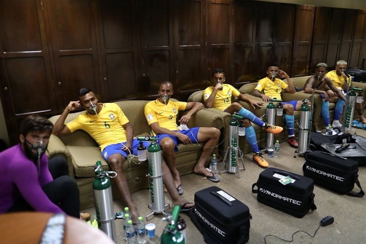 بازیکنان برزیل پس از بازی با بولیوی از کپسول اکسیژن استفاده کردند